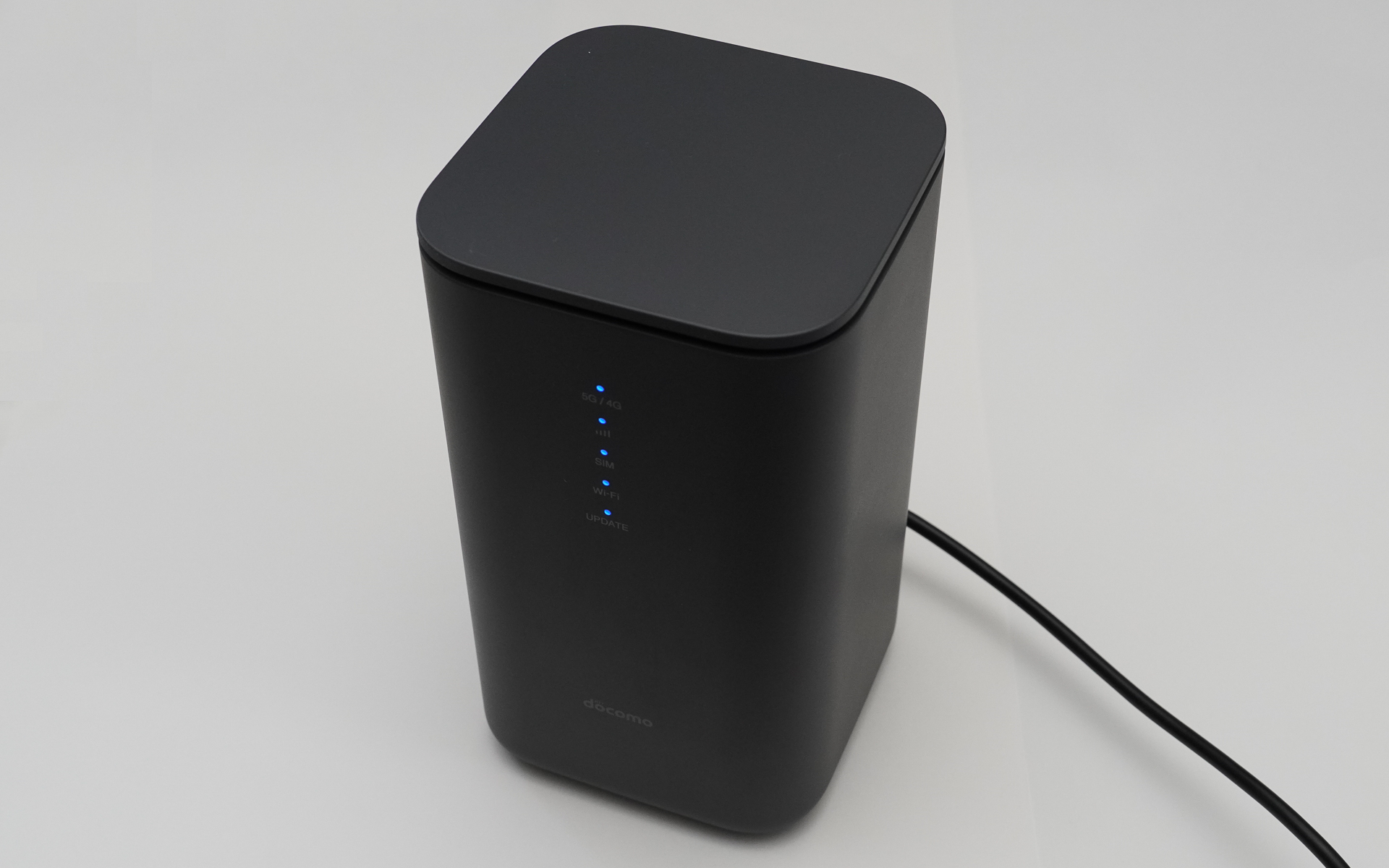ドコモ「home 5G」専用の新ルーター「HR02」を試す、先代モデルとの
